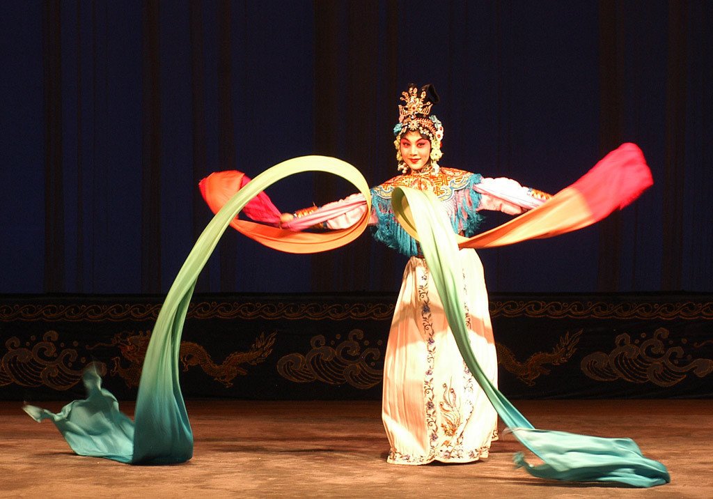 水袖是中国传统戏曲的造手的一环,演员在舞台上夸张表达人物情绪时