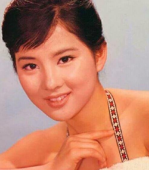 吉永小百合,1945年3月13日出生于日本东京都涩谷区,日本女演员.