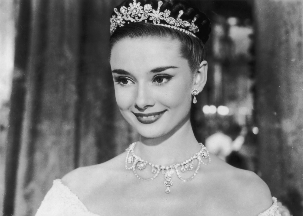 《陨石浩劫》女主角玛拉出嫁 婚纱劲秀身材